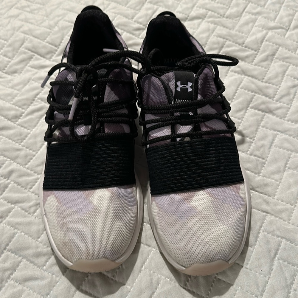 Under Armour women Charge camo sneaker, 8.5